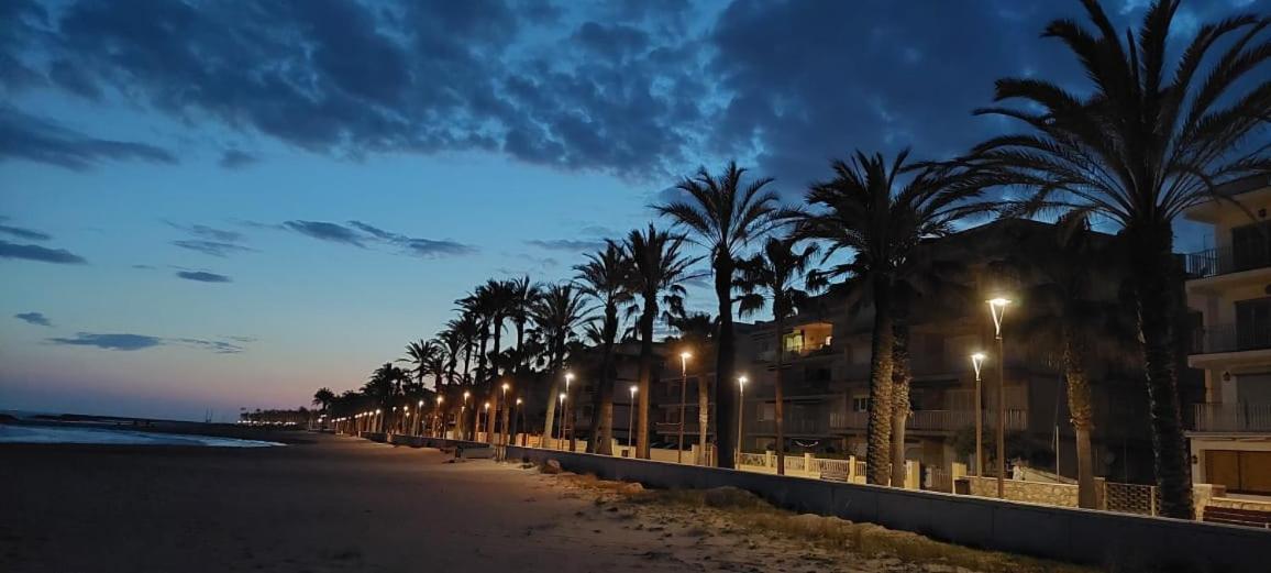 The Apartment Is Next To The Fine Sandy Beaches Виланова-и-ла-Желтру Экстерьер фото